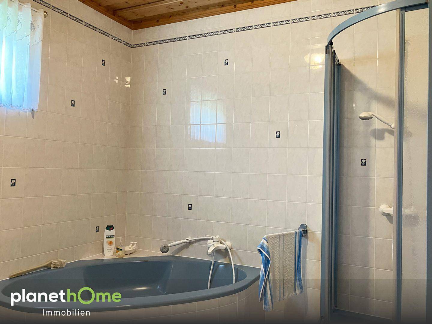 Badezimmer Dusche und Wanne_2