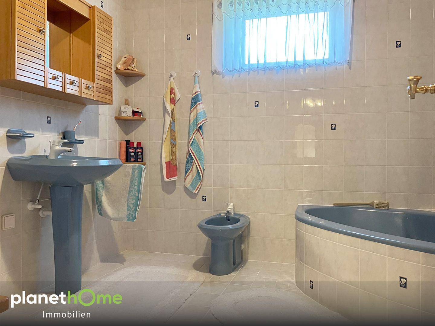 Badezimmer Dusche und Wanne_1