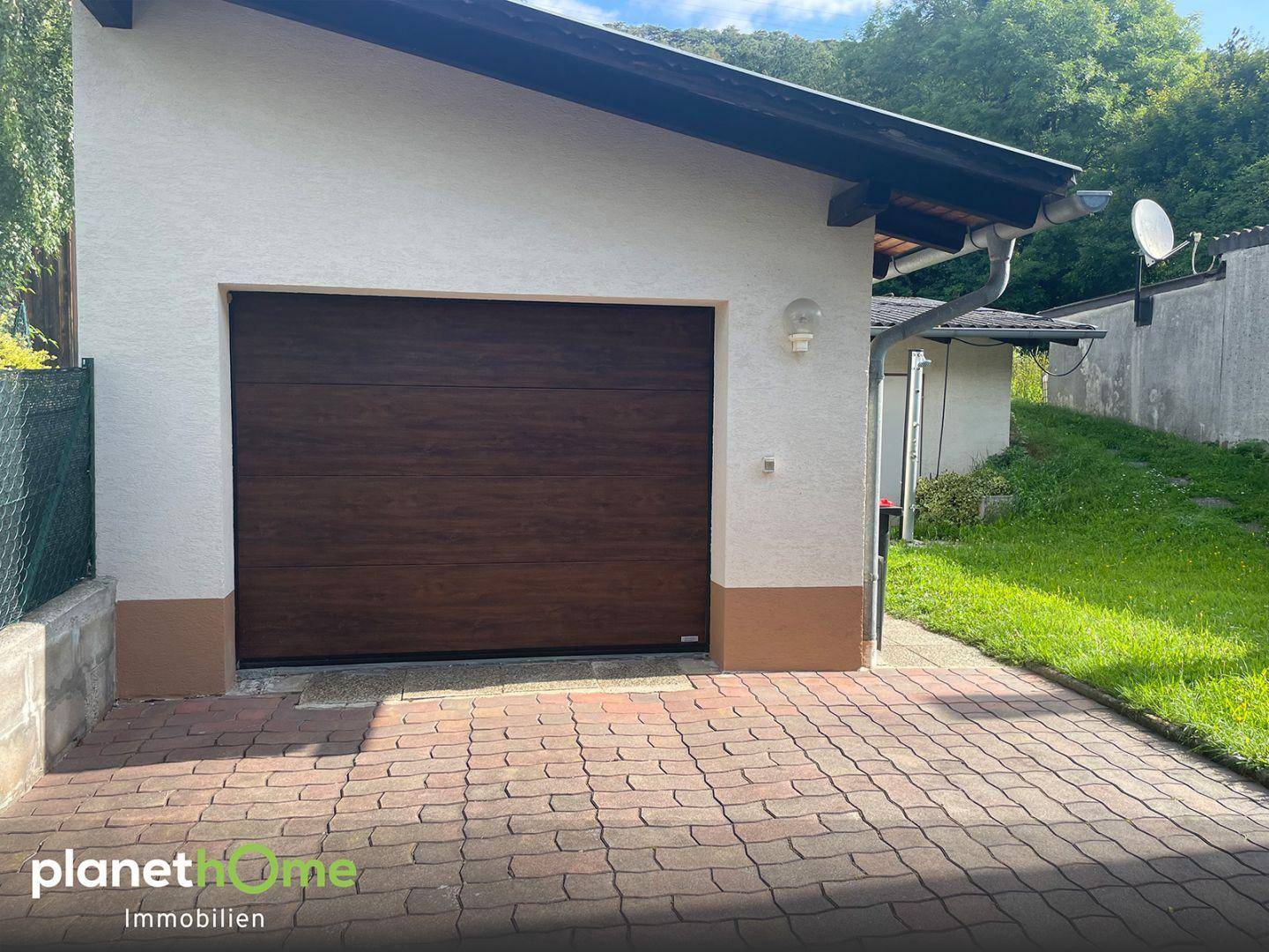 Garage - dahinter Nebenraeume
