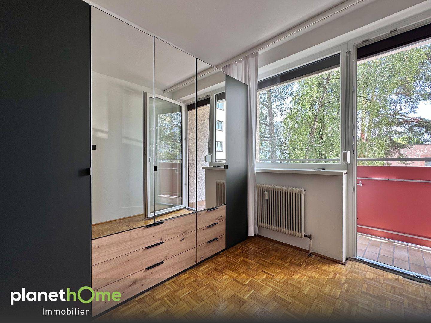 Schlafzimmer mit Loggia