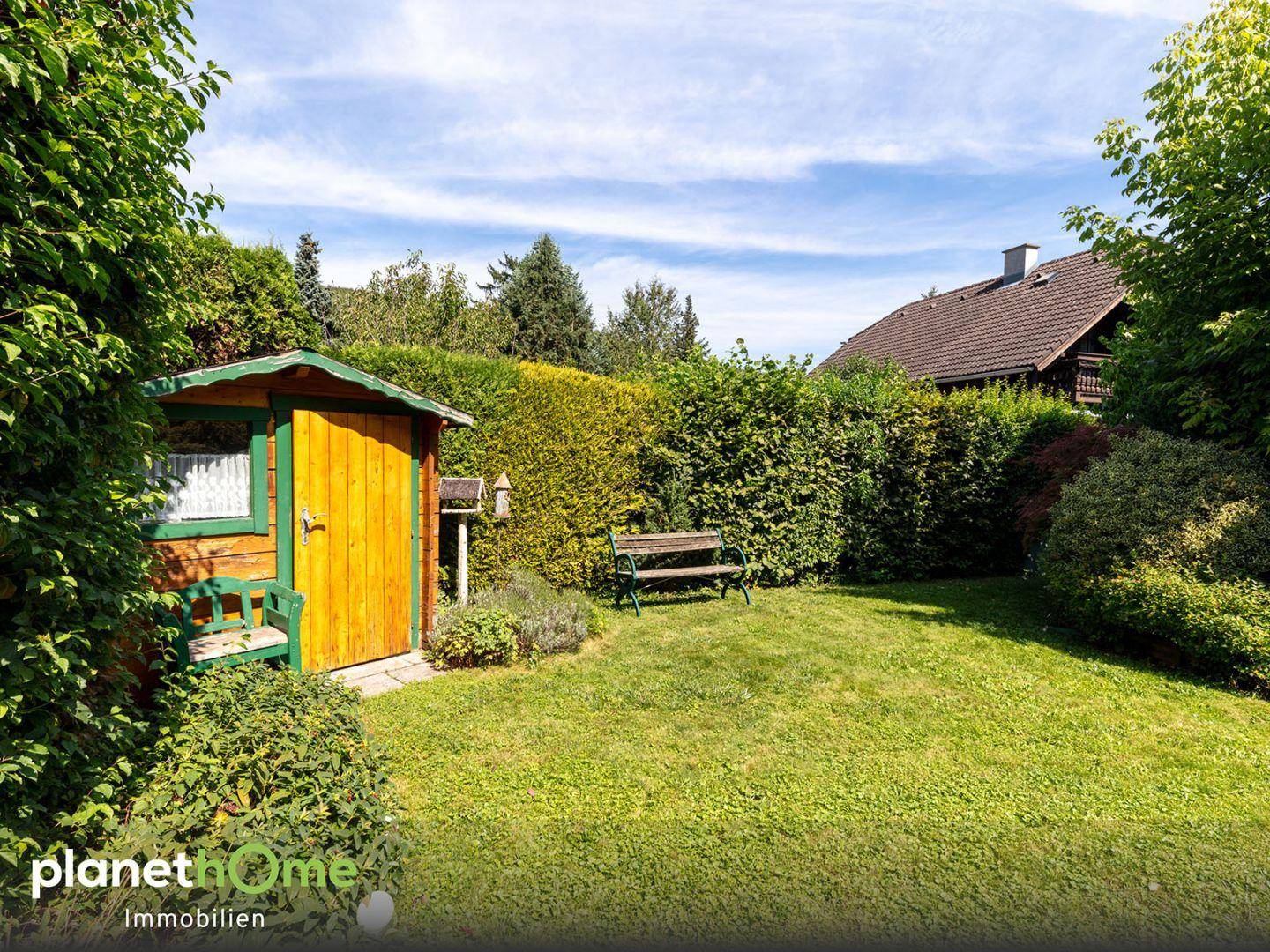 Gartenhuette und Sitzbereich