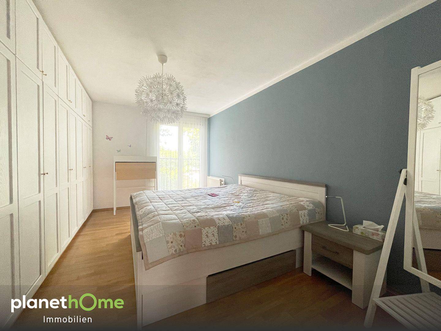 Schlafzimmer Richtung Fenster