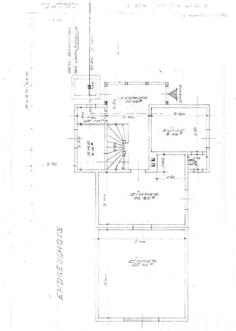Grundriss des Erdgeschosses mit Küche und zwei weiteren Zimmern.