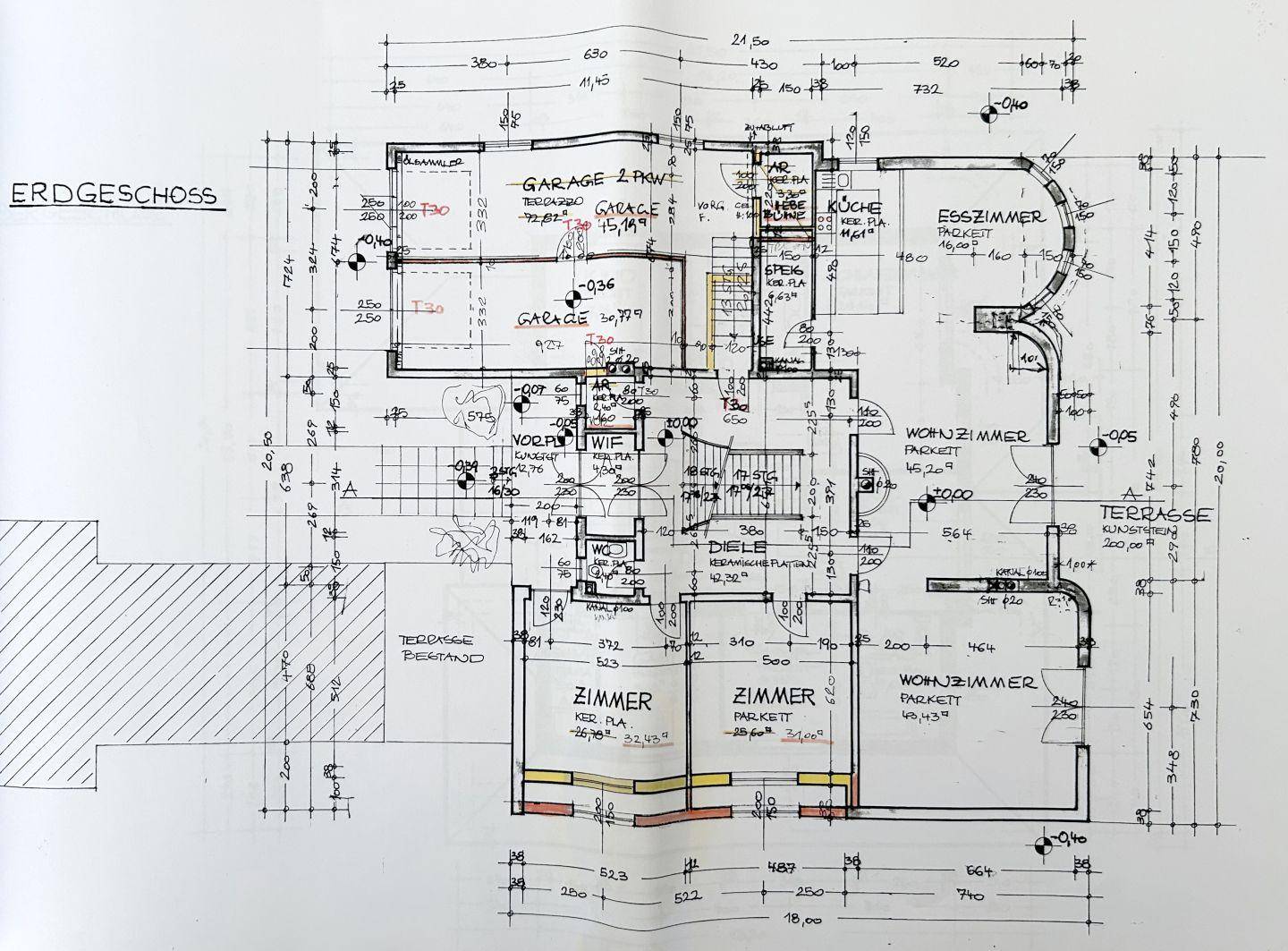 Detaillierter Grundriss des Erdgeschosses mit Wohnzimmer, Esszimmer und Garage.