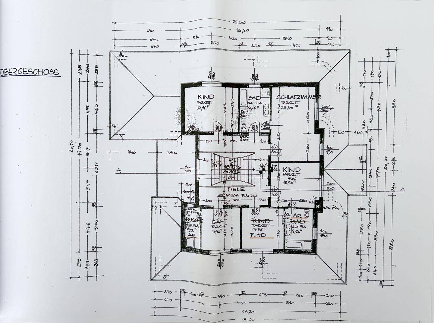 Grundriss des Obergeschosses mit Schlafzimmern, Bädern und Dachschrägen.