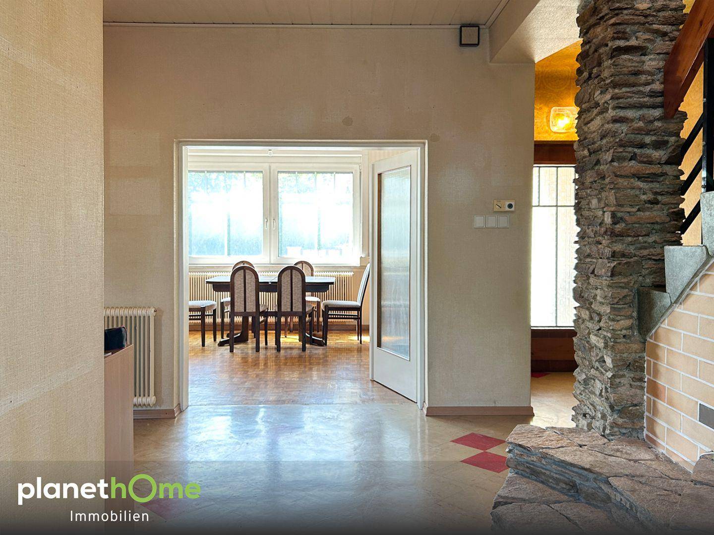 Diele und Blick ins Wohnzimmer