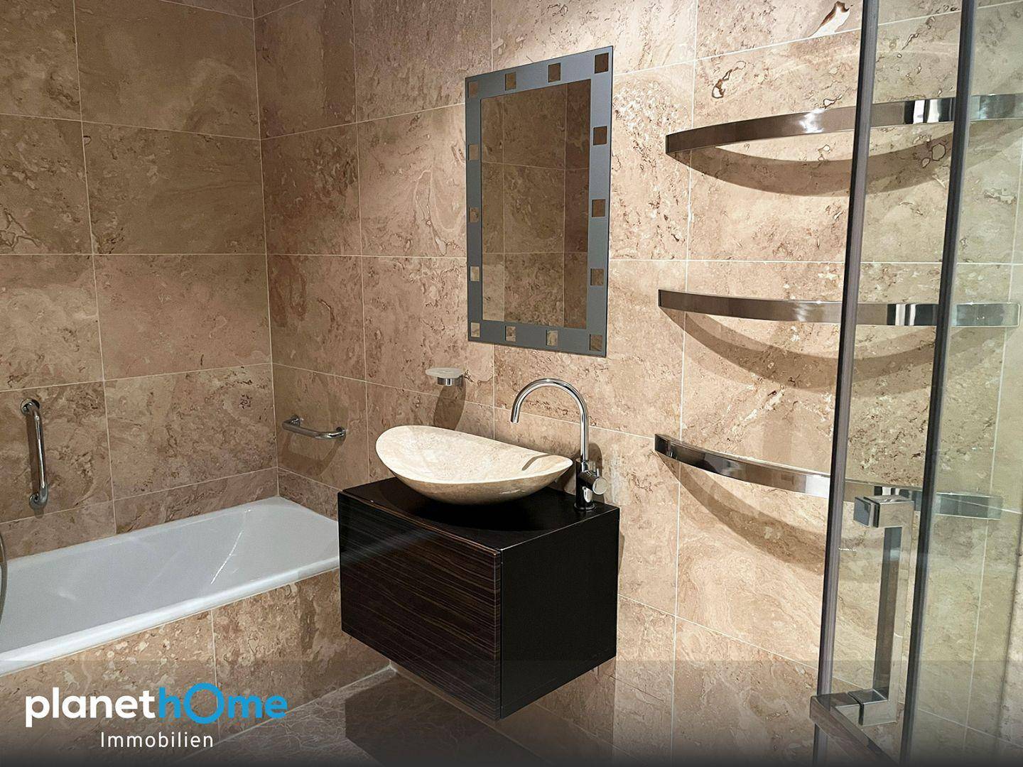 BADEZIMMER MIT BADEWANNE