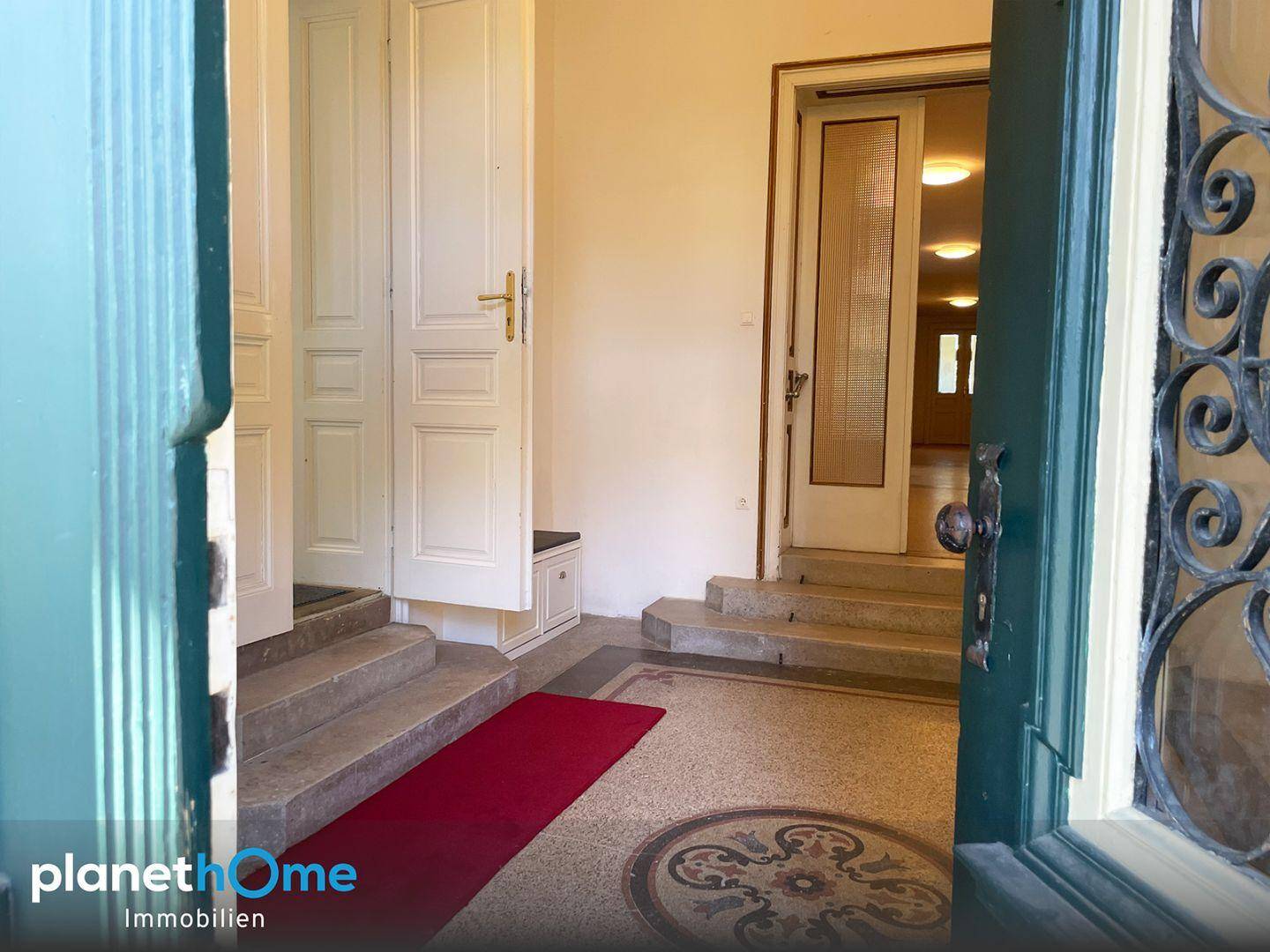 Vorraum - links Eingangstuer