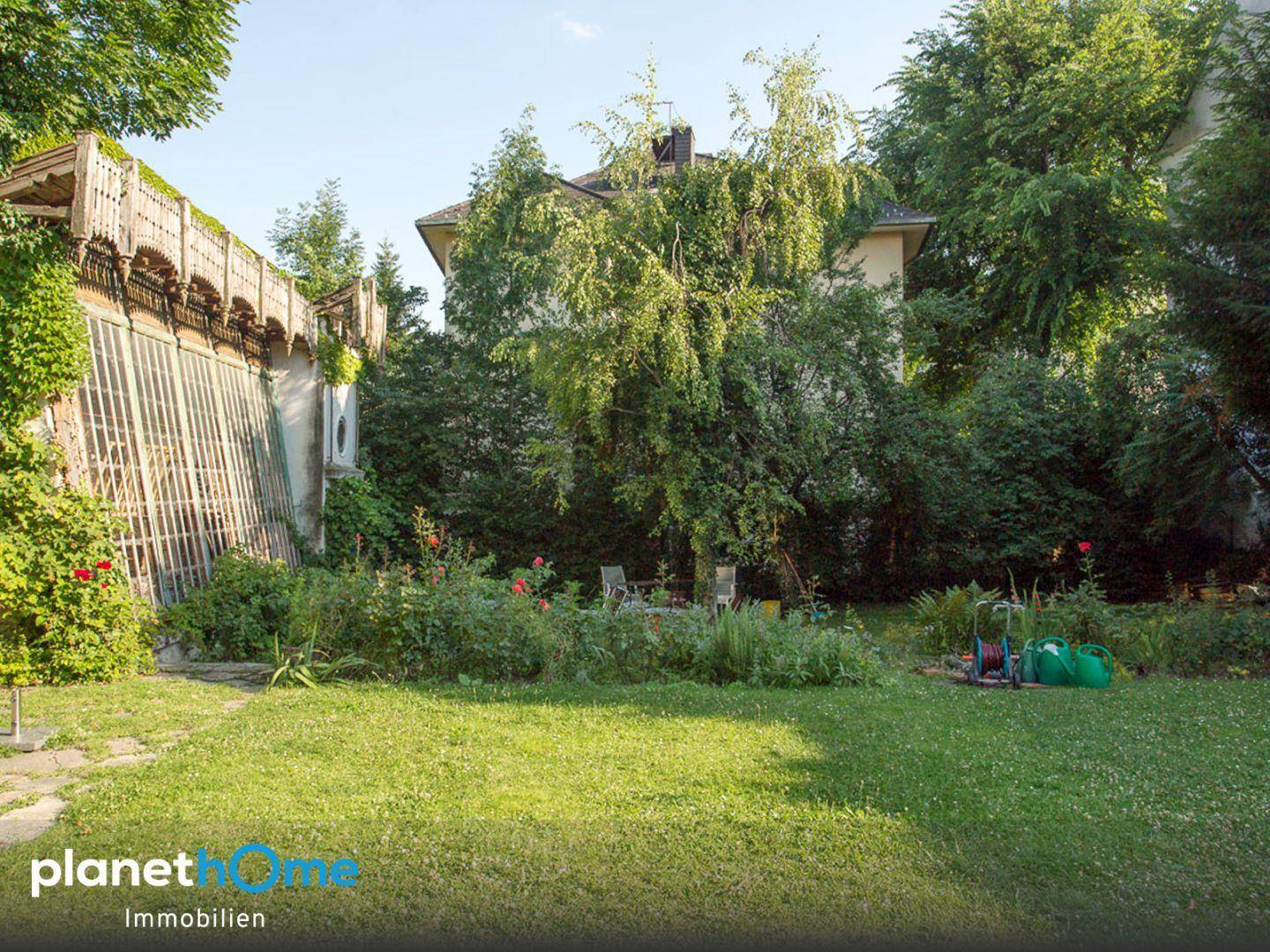 Weitläufiger Garten mit Rasen, Bäumen und Sträuchern, ideal zum Entspannen im Grünen.