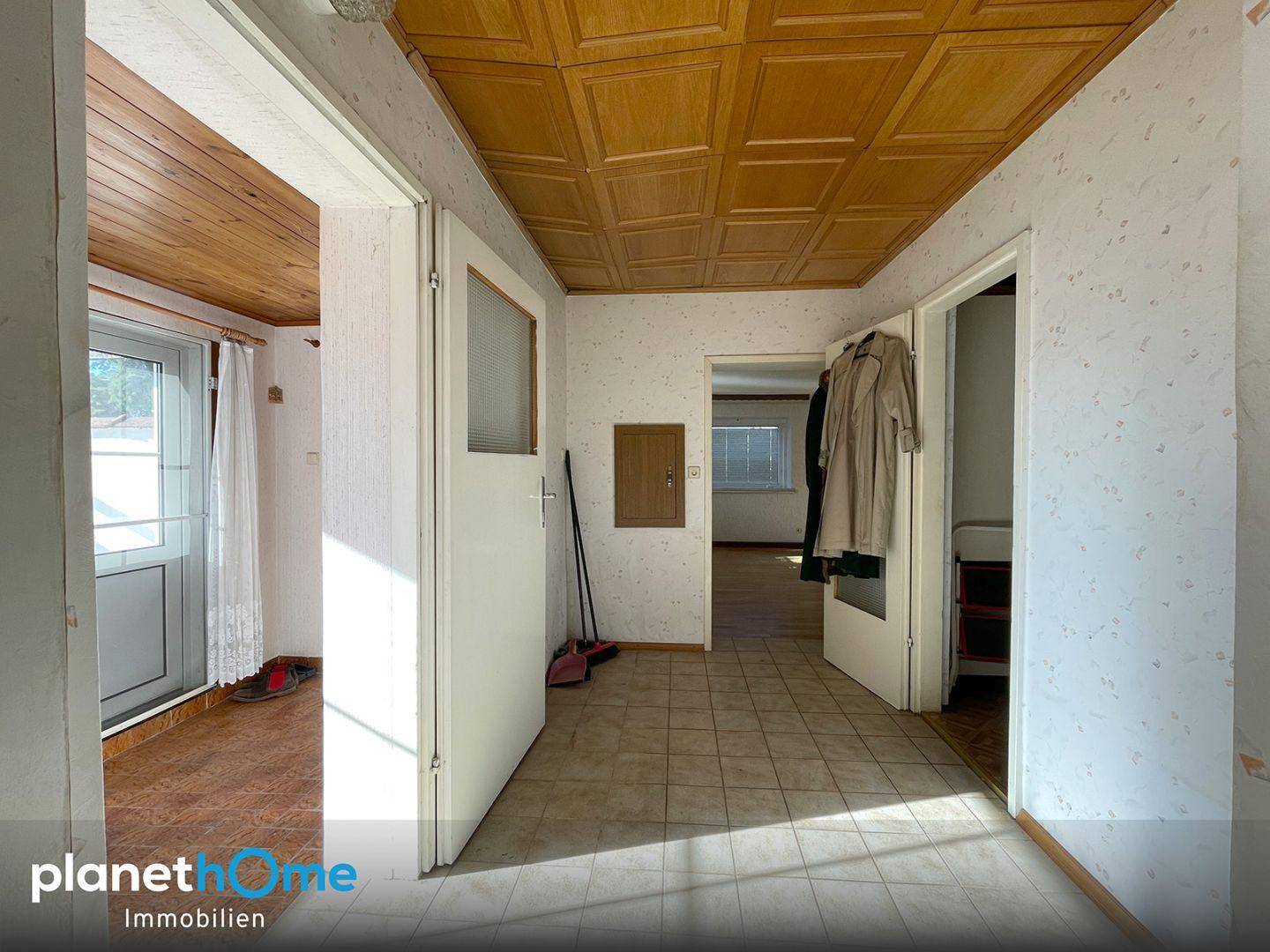Bungalow mit Nebengebäude – Weinkeller und ca. 1.142 m² Acker - Więcej