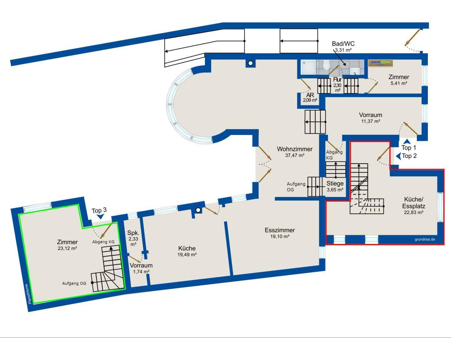 Grundriss des Erdgeschosses mit Wohnzimmer, Esszimmer, Küche und weiteren Räumen.