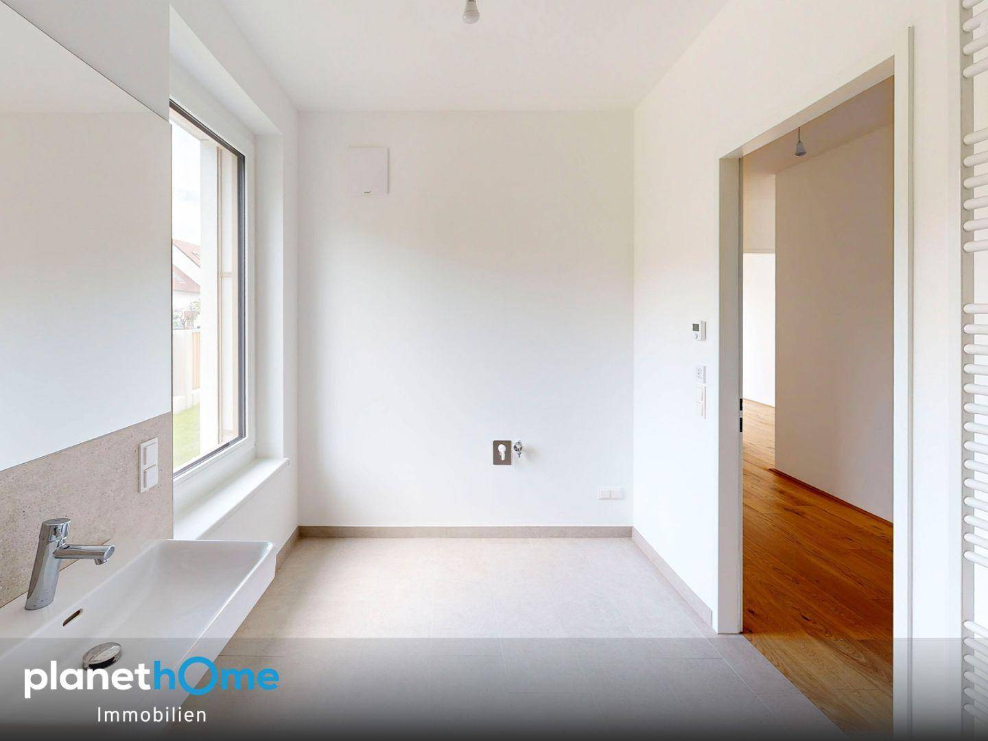 Geräumiges Badezimmer mit Fenster und Anschlussmöglichkeiten, bereit für weitere Ausstattung.