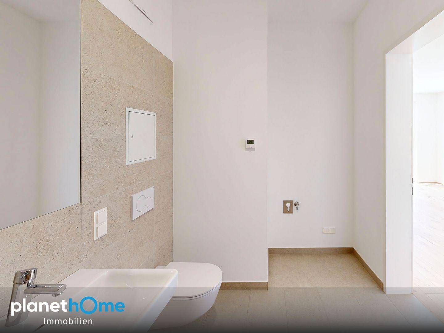 Helles Gäste-WC mit modernem Design, Wand-WC und Waschbecken.
