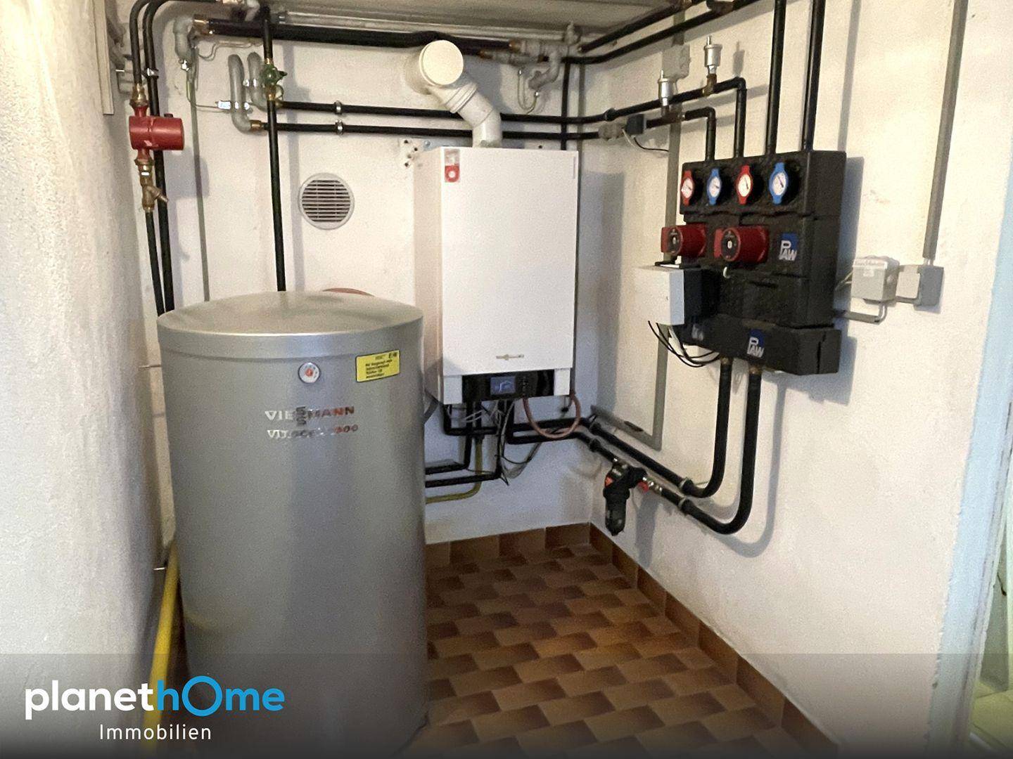 Heizraum mit moderner Viessmann Heizungsanlage und Warmwasserspeicher.