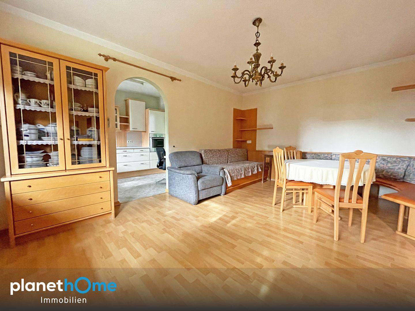 Offener Wohn- und Essbereich mit Holzboden und traditionellen Möbeln, ideal für gesellige Runden.
