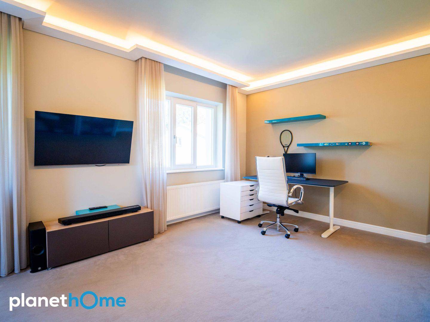 Geräumiges Zimmer, als Büro oder Schlafzimmer nutzbar, mit Schreibtisch und Fenster.