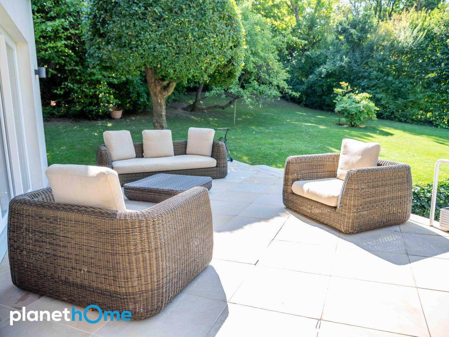 Geräumige Terrasse mit Loungemöbeln und direktem Zugang zum Garten.