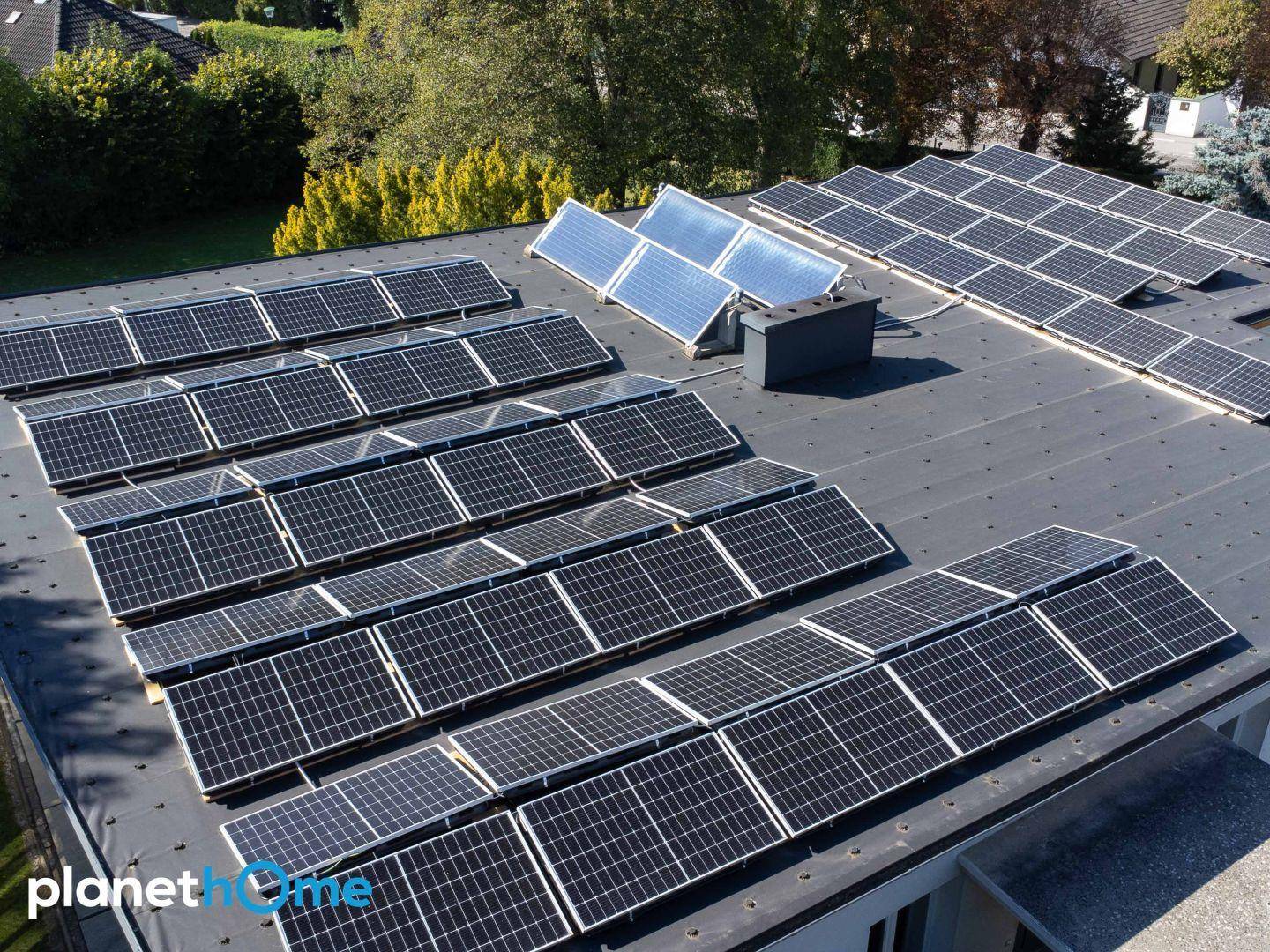 Dachfläche des Hauses mit zahlreichen Photovoltaik- und Solarthermieanlagen.