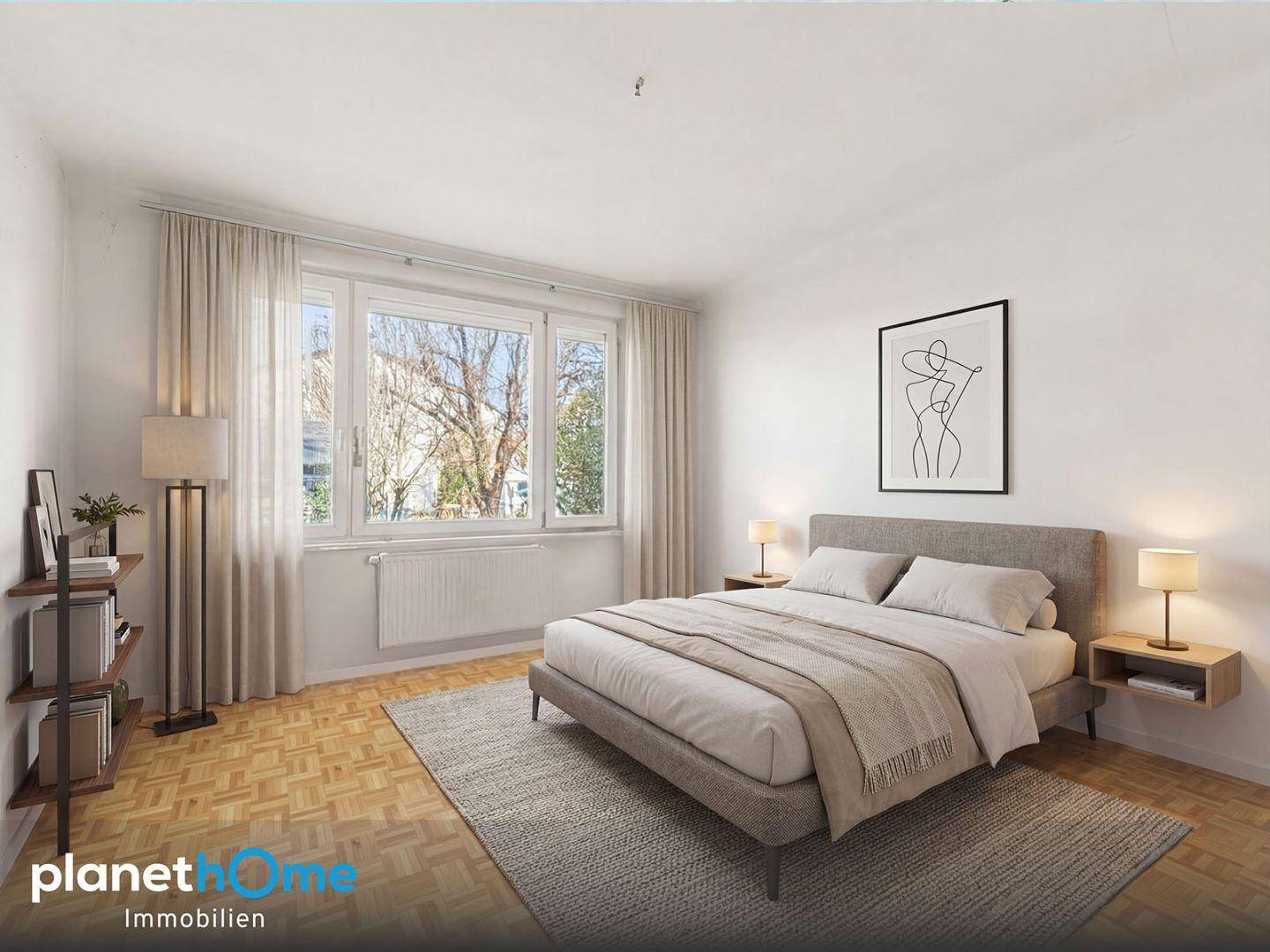 Helles Schlafzimmer mit Parkettboden, großem Fenster und moderner Einrichtung.