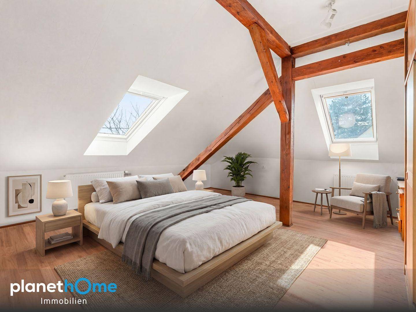 Charmantes Schlafzimmer im Dachgeschoss mit sichtbaren Holzbalken und Dachfenstern.