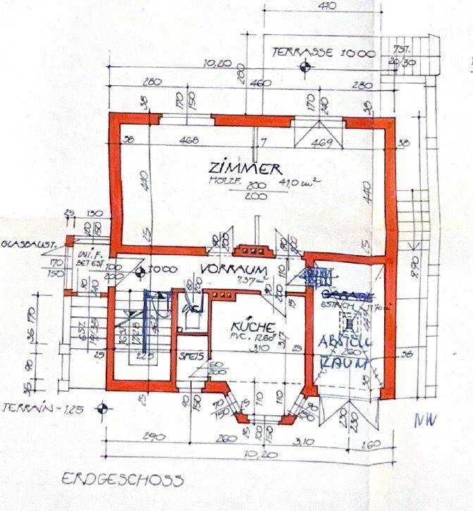 Grundriss des Erdgeschosses mit Zimmern, Küche, Garage und Terrasse.
