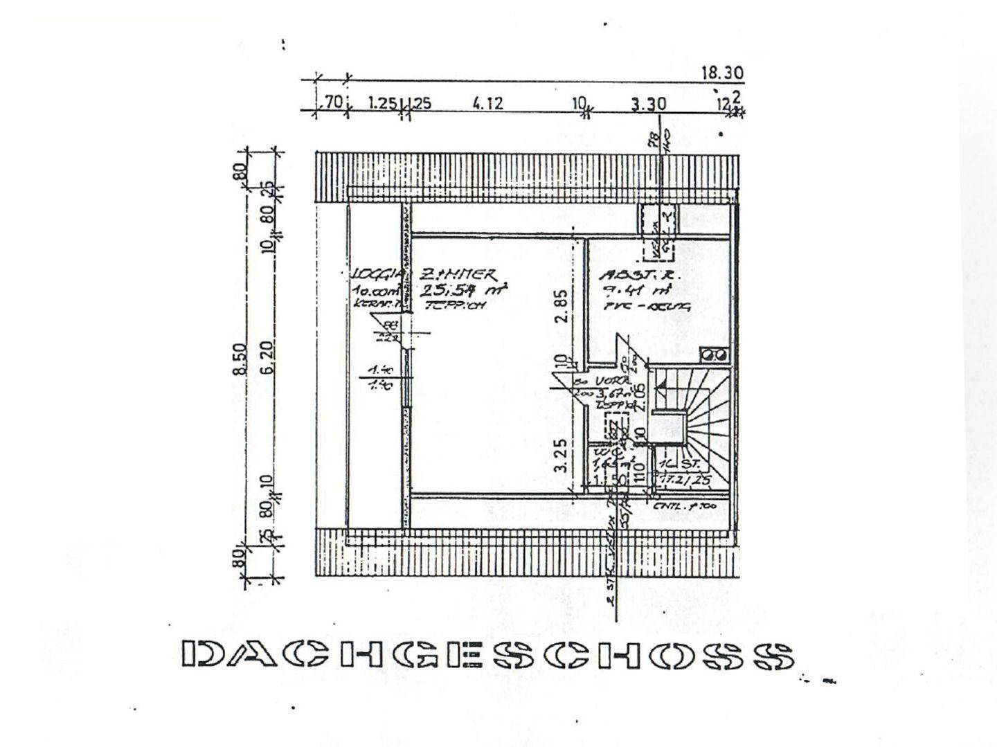 Grundriss des Dachgeschosses mit Loggia, Zimmern und Abstellraum.