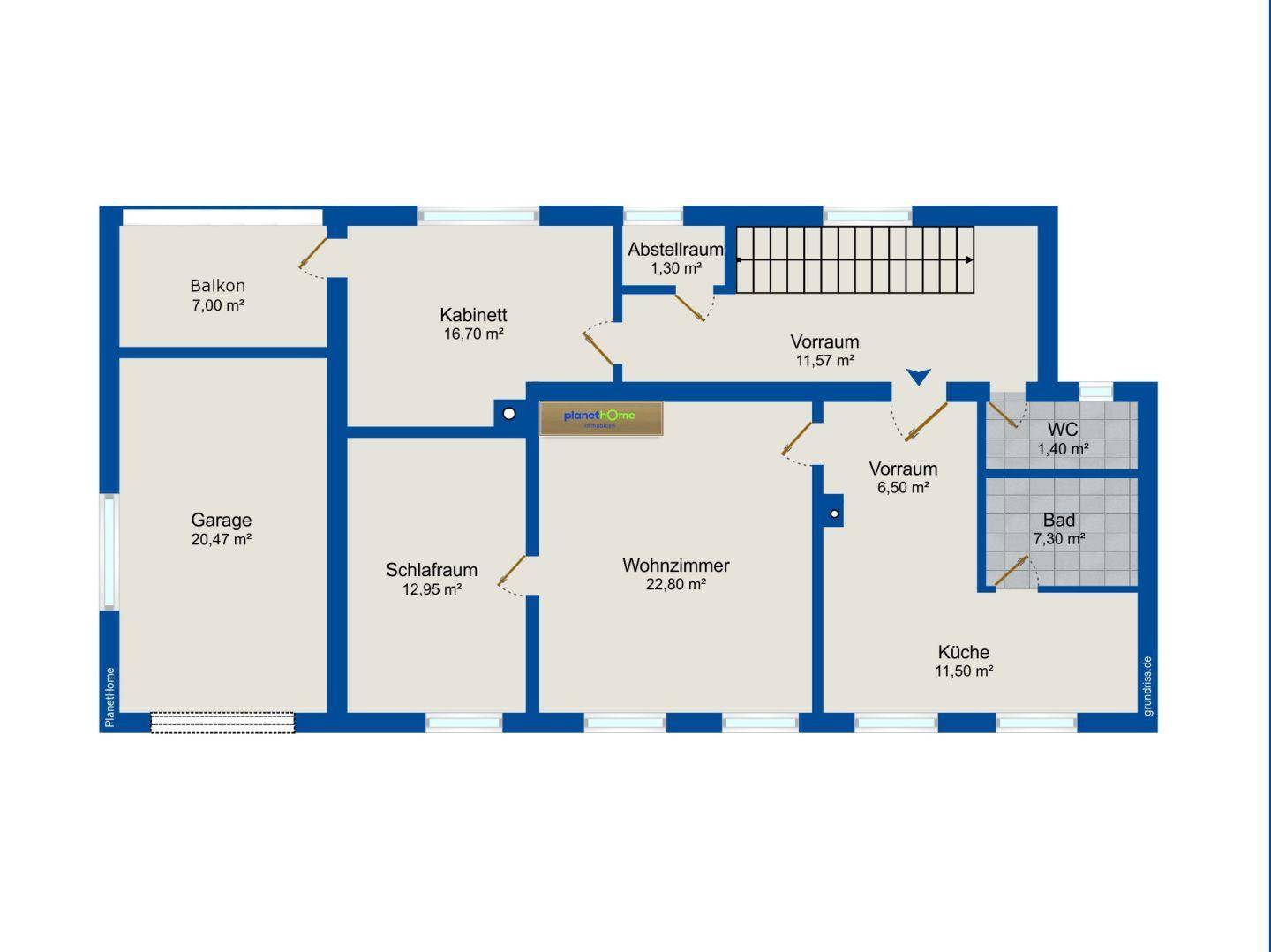 Grundriss des Erdgeschosses mit Wohnzimmer, Schlafzimmer, Küche, Bad, WC, Balkon und Garage.