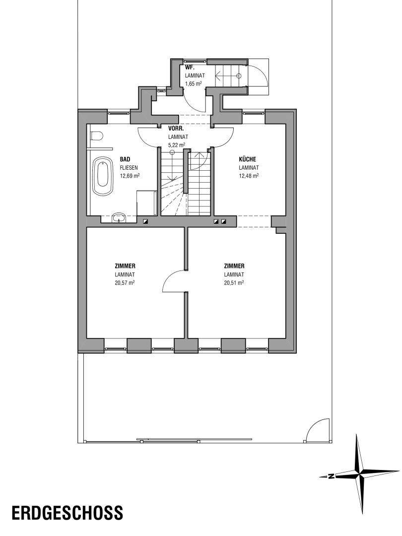Grundriss des Erdgeschosses mit Küche, Bad und zwei Zimmern, alle mit Laminatboden.