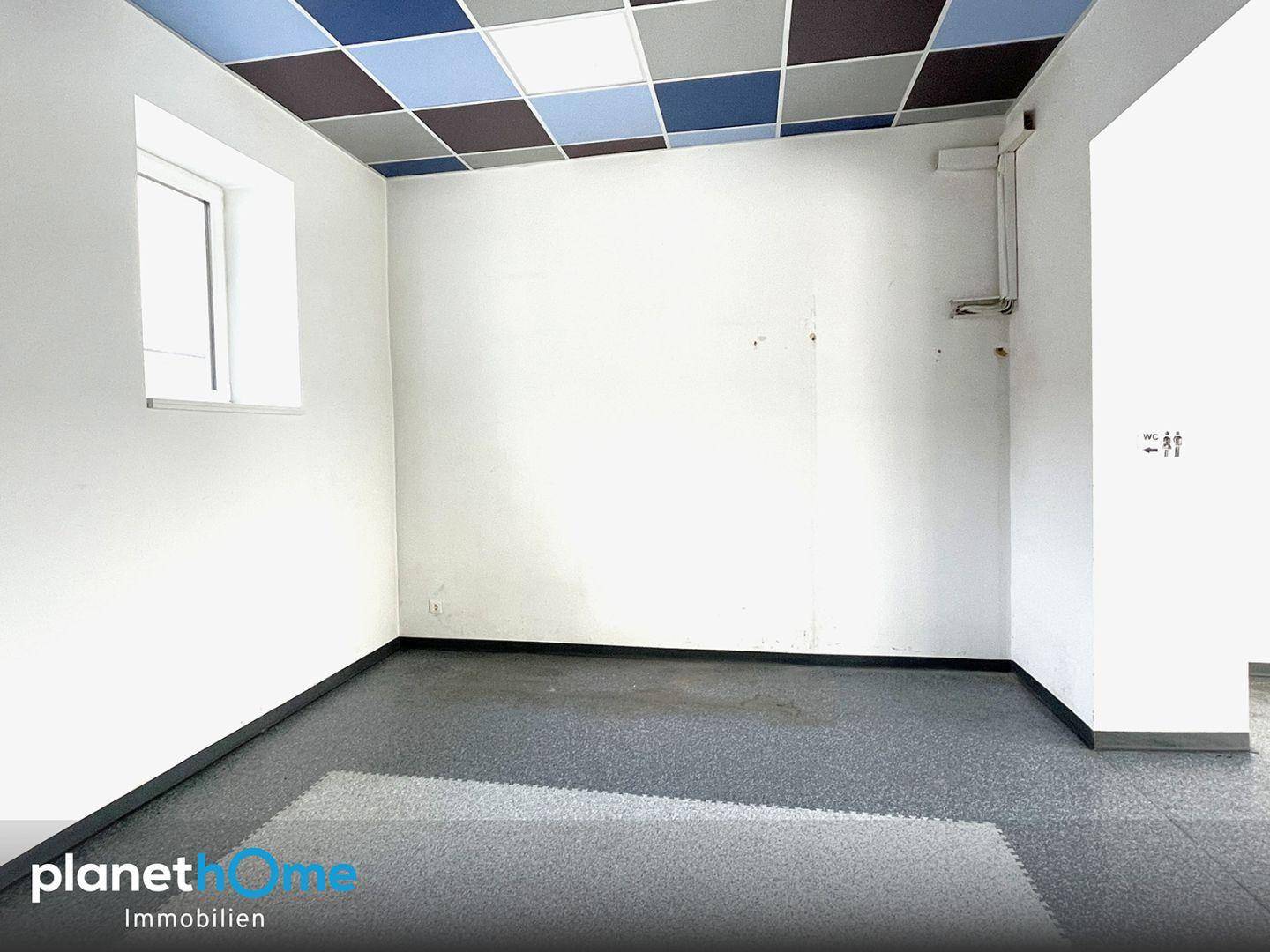 Kleinerer Raum mit einem Fenster und einfacher Ausstattung, ideal als Büro oder Lager.