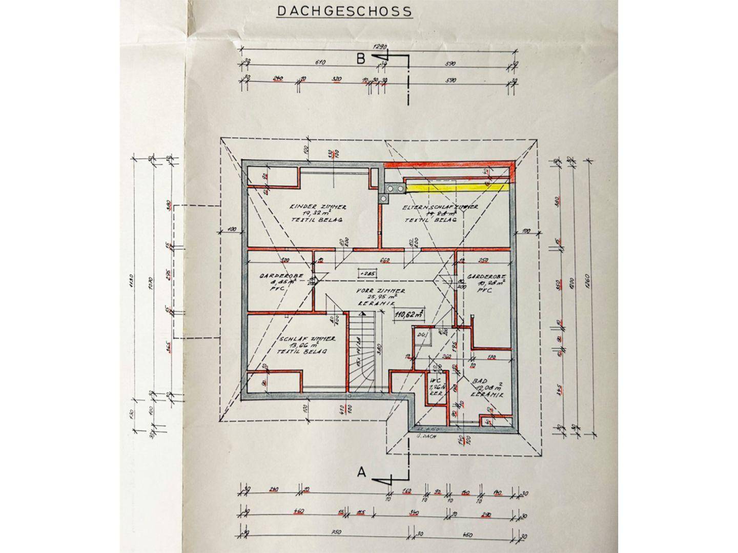 Grundriss des Dachgeschosses mit Schlafzimmern und Badezimmer.