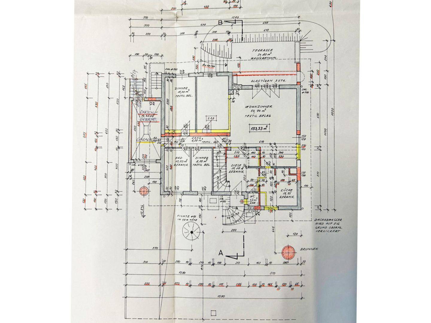 Detaillierter Grundriss des Erdgeschosses mit Maßen und Raumaufteilung.