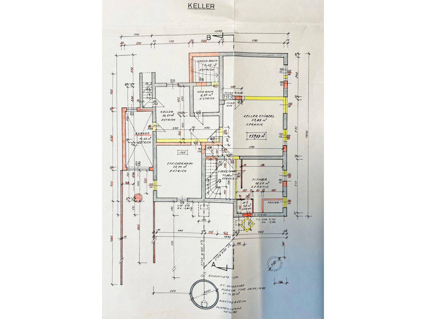 Grundriss des Kellers mit verschiedenen Räumen und Lagerflächen.