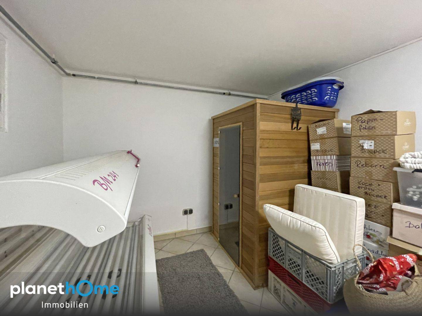 Abstellraum mit Sauna und Solarium, bietet zusätzliche Wellness- und Lagermöglichkeiten.