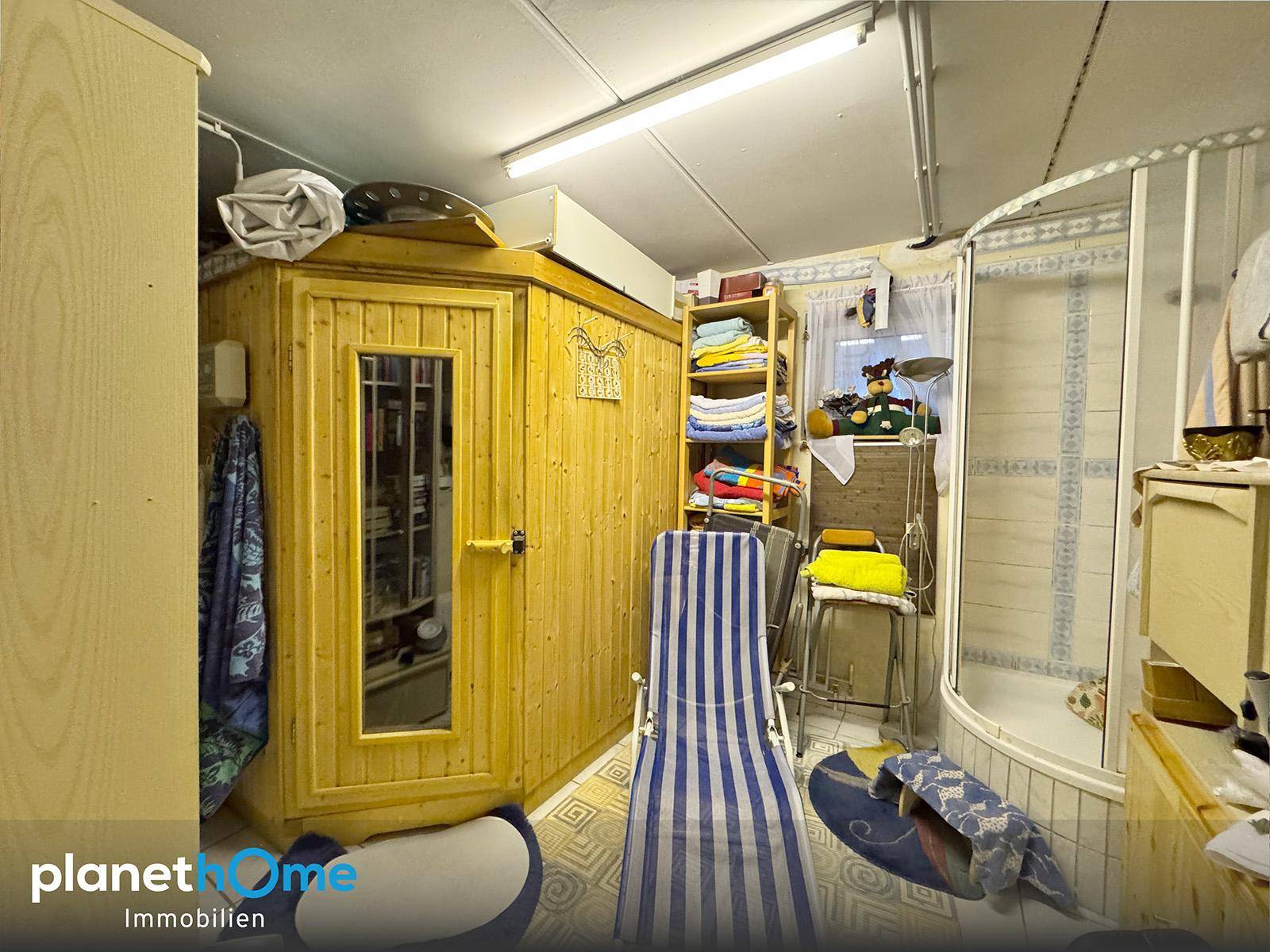 Mehrzweckraum mit Sauna, Duschkabine und Stauraum, ideal für Wellness und Freizeit.