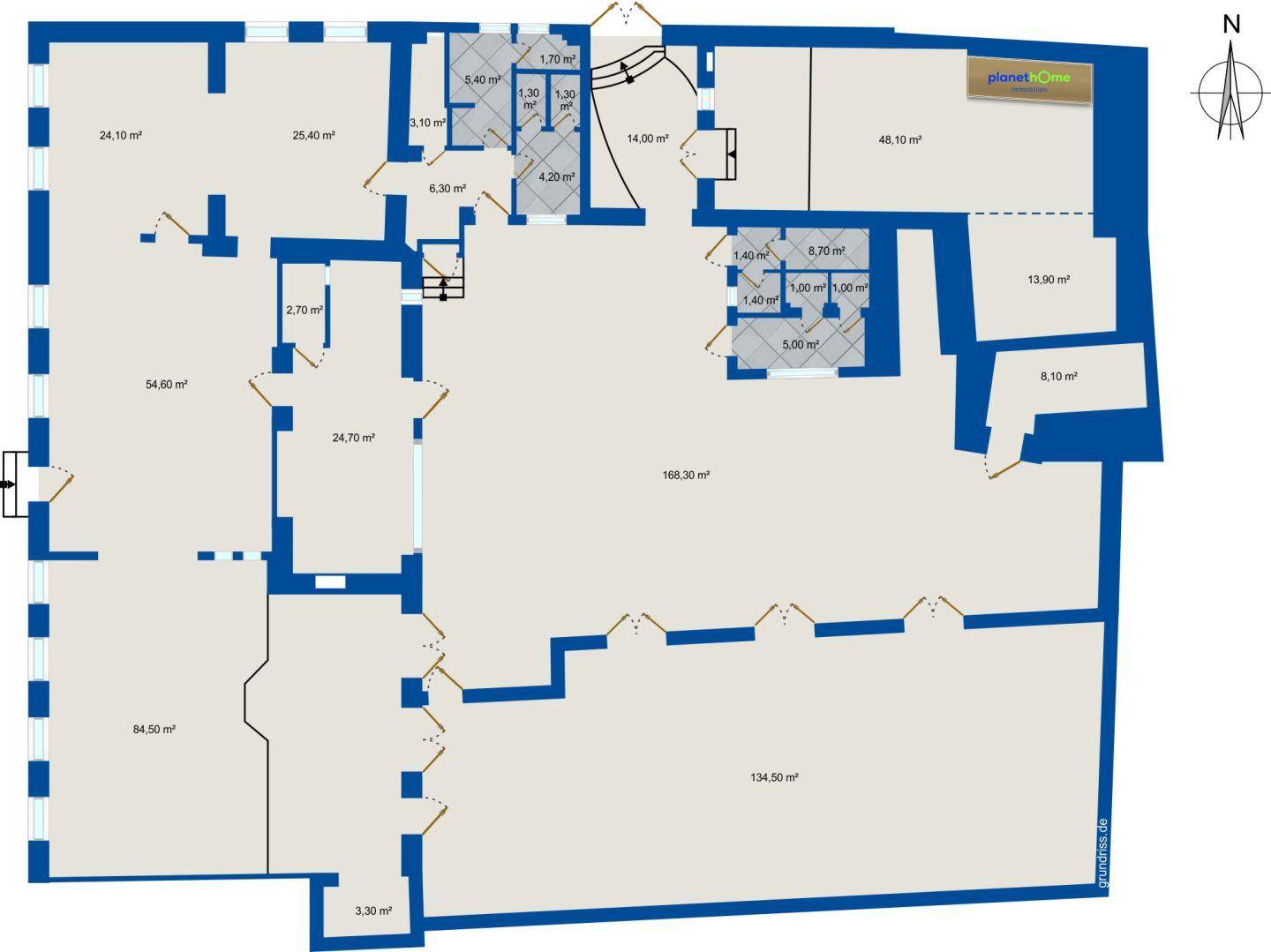 Detaillierter Grundriss des Erdgeschosses mit verschiedenen Räumen und Flächenangaben.
