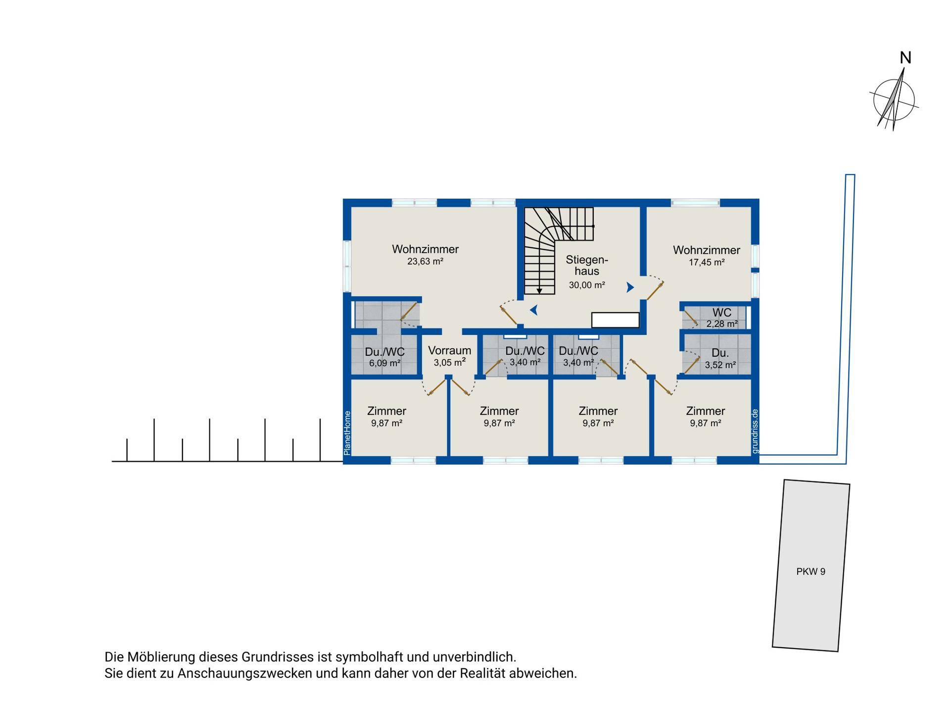 Grundrissplan mit mehreren Zimmern, Bädern und einem Treppenhaus, inklusive Parkplatz.