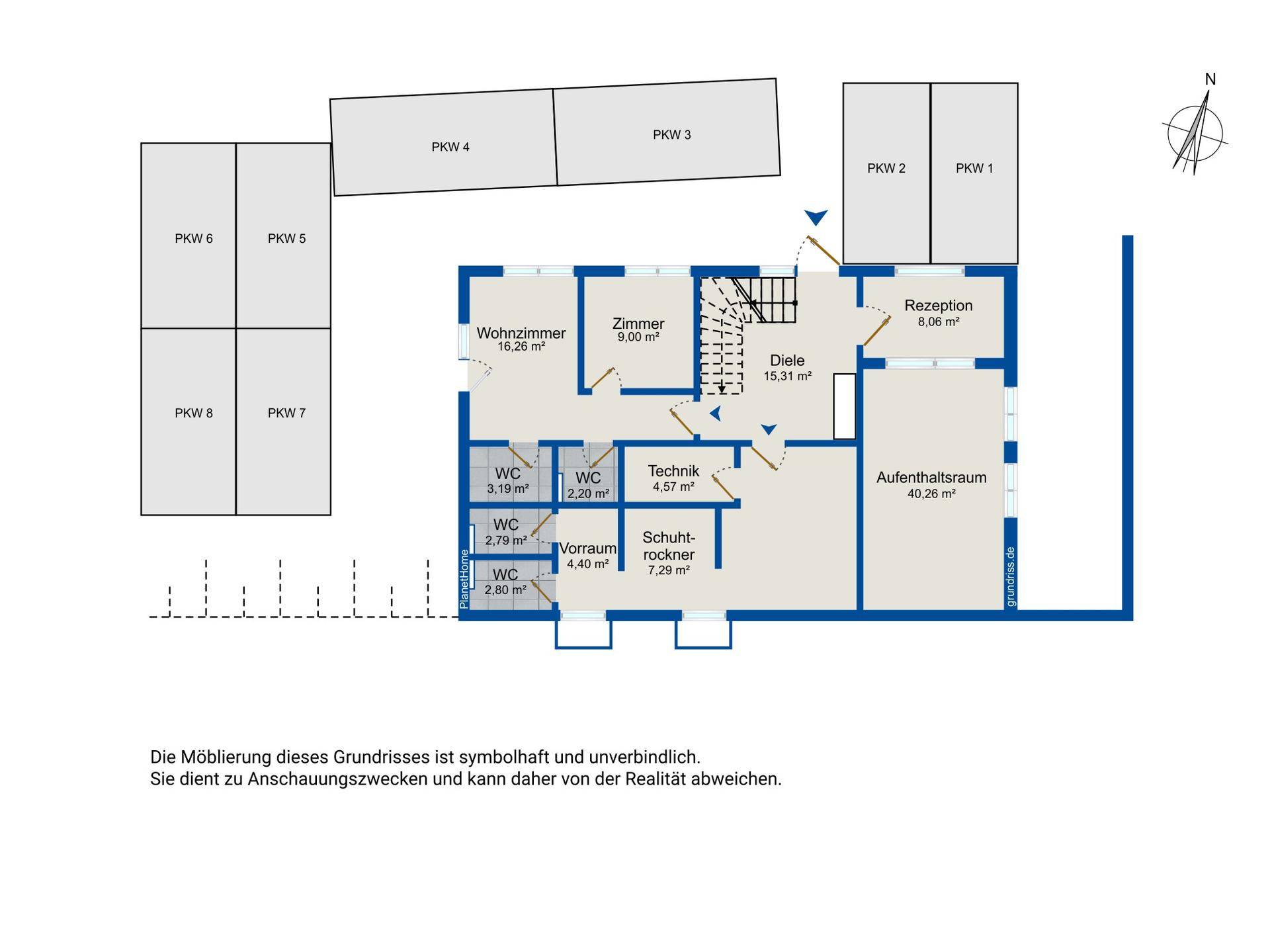 Grundrissplan mit Rezeption, Aufenthaltsraum, WCs und mehreren Parkplätzen im Außenbereich.