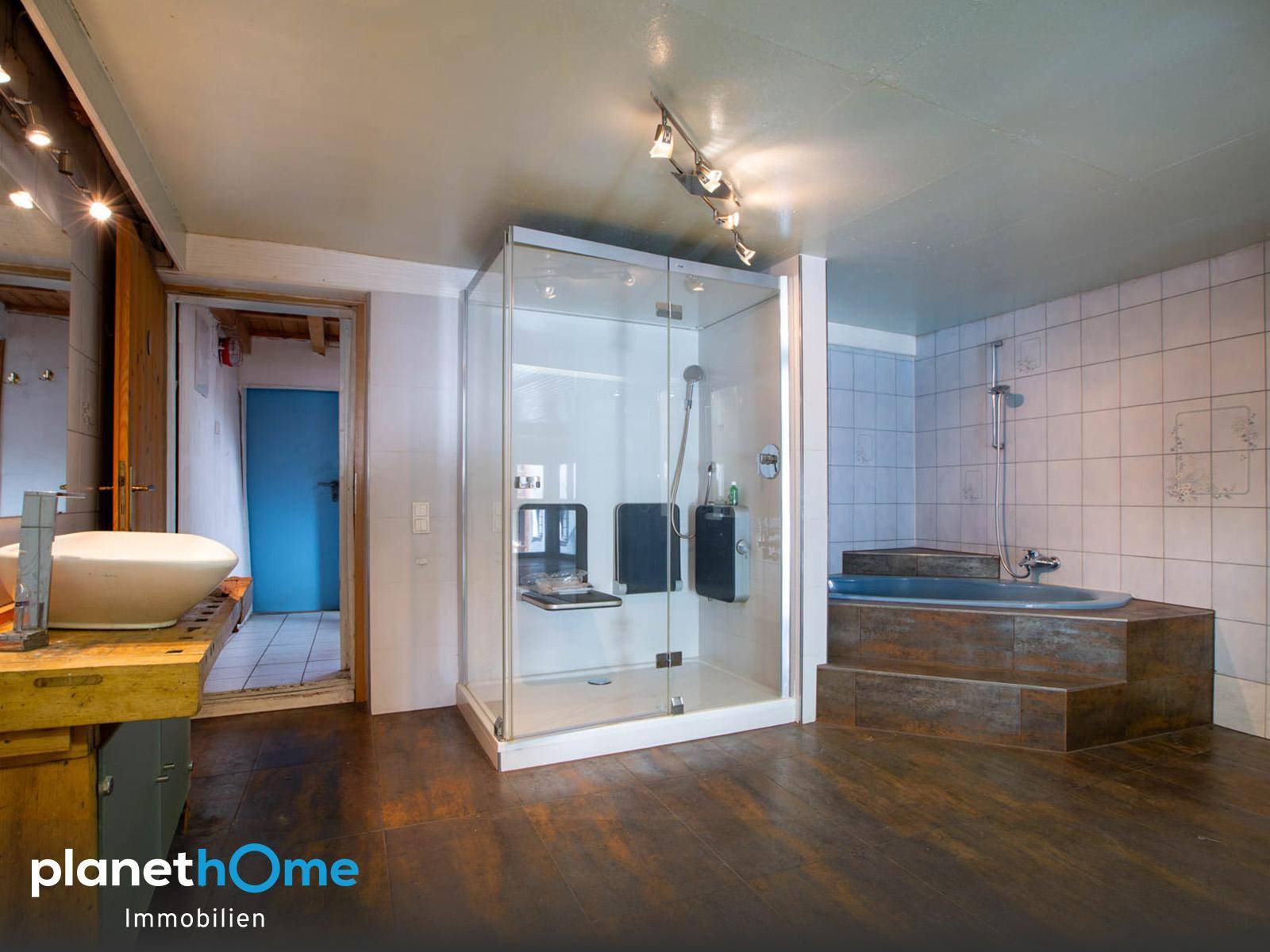 Modernes Badezimmer mit Duschkabine, eingebauter Badewanne und stilvollem Waschbecken.