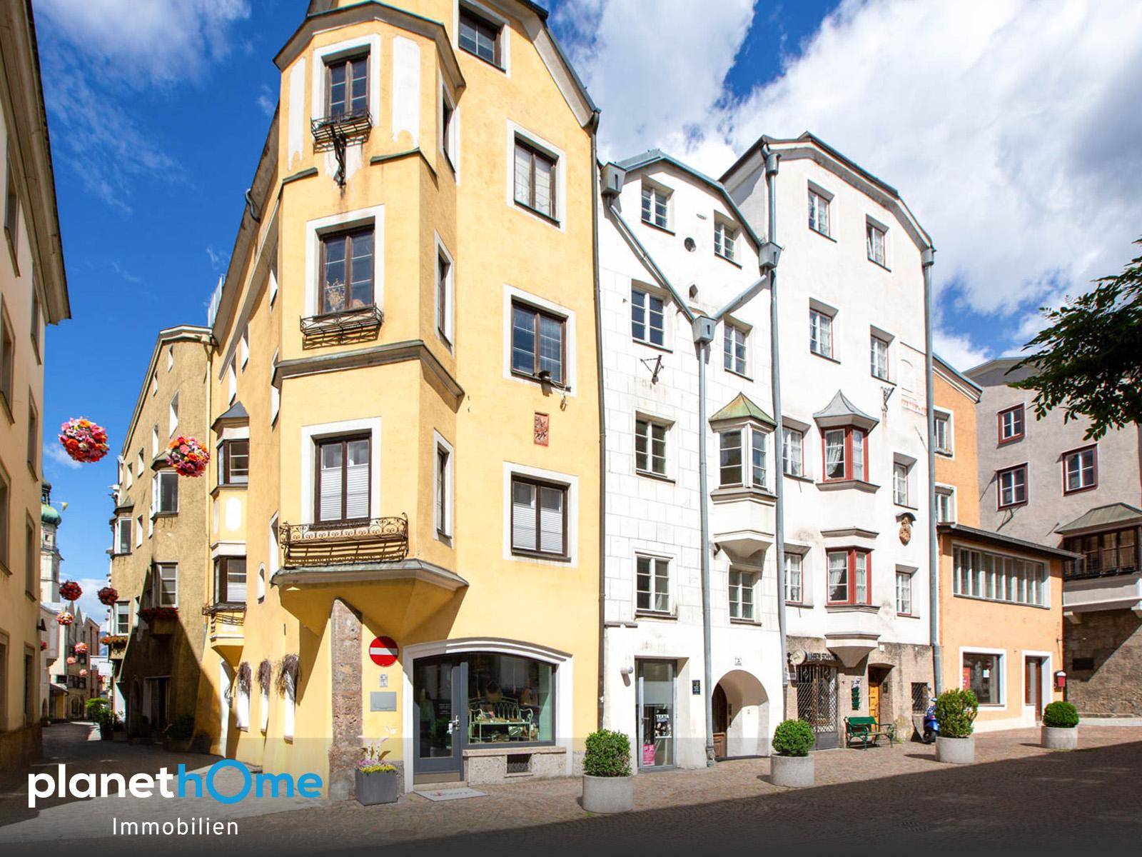 Historische Gebäude mit traditioneller Architektur und Erkern in einer malerischen Gasse.