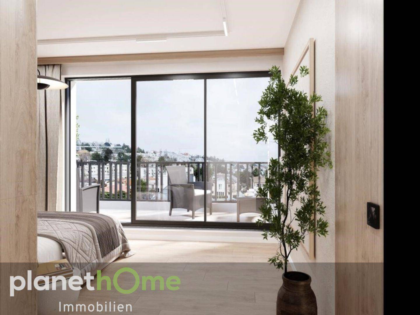 Helles Schlafzimmer mit Zugang zu einem Balkon und weitem Ausblick auf die Umgebung.