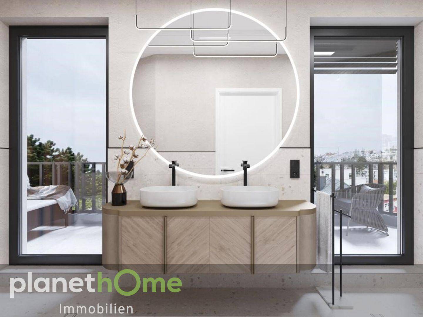 Luxuriöses Badezimmer mit Doppelwaschbecken, beleuchtetem Spiegel und Balkonzugang mit Aussicht.