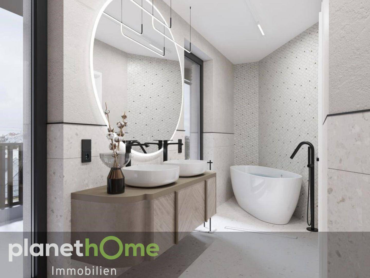 Elegantes Badezimmer mit freistehender Badewanne, Doppelwaschbecken und Balkonzugang mit Weitblick.