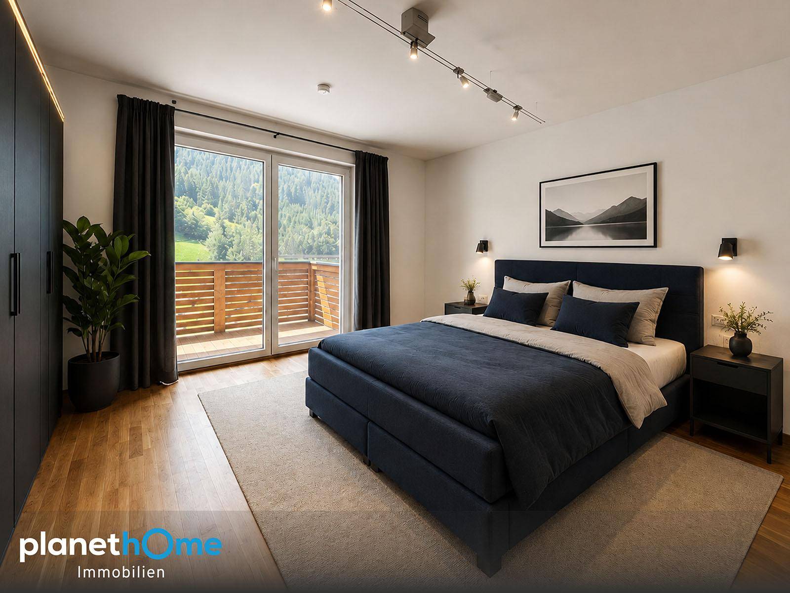 Modernes Schlafzimmer mit Holzboden, großem Bett und Zugang zu einem Balkon mit Bergblick.