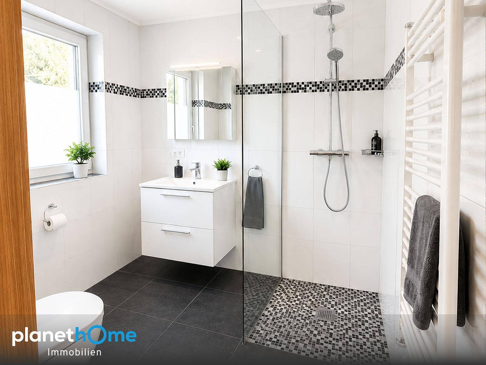 Modernes Badezimmer mit ebenerdiger Dusche, beheiztem Handtuchhalter und Fenster.