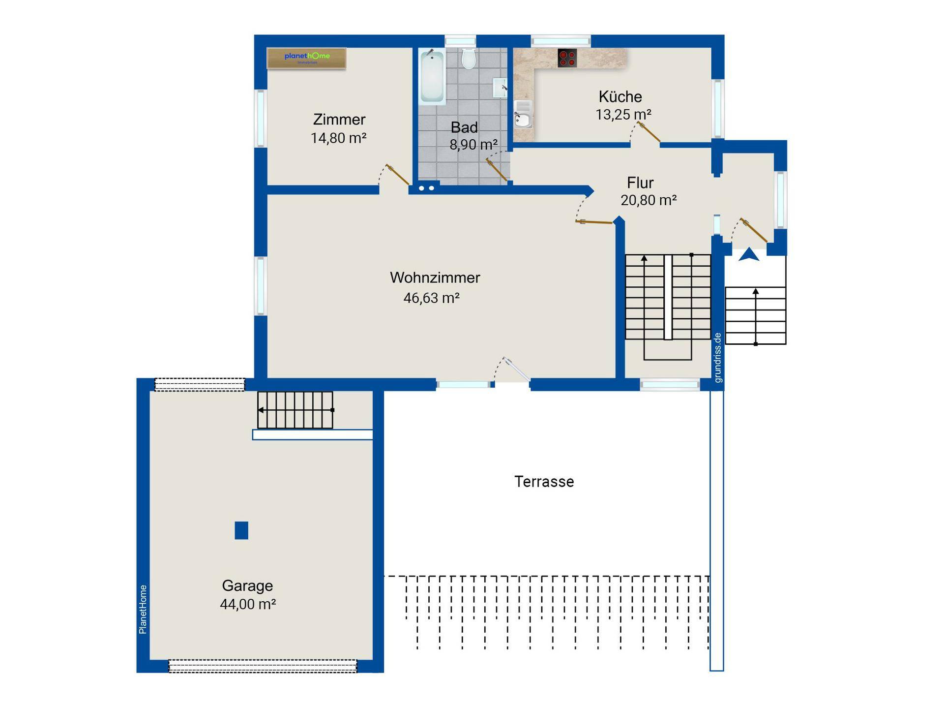 Grundriss des Erdgeschosses mit Wohnzimmer, Küche, Bad, Zimmer, großer Terrasse und Garage.