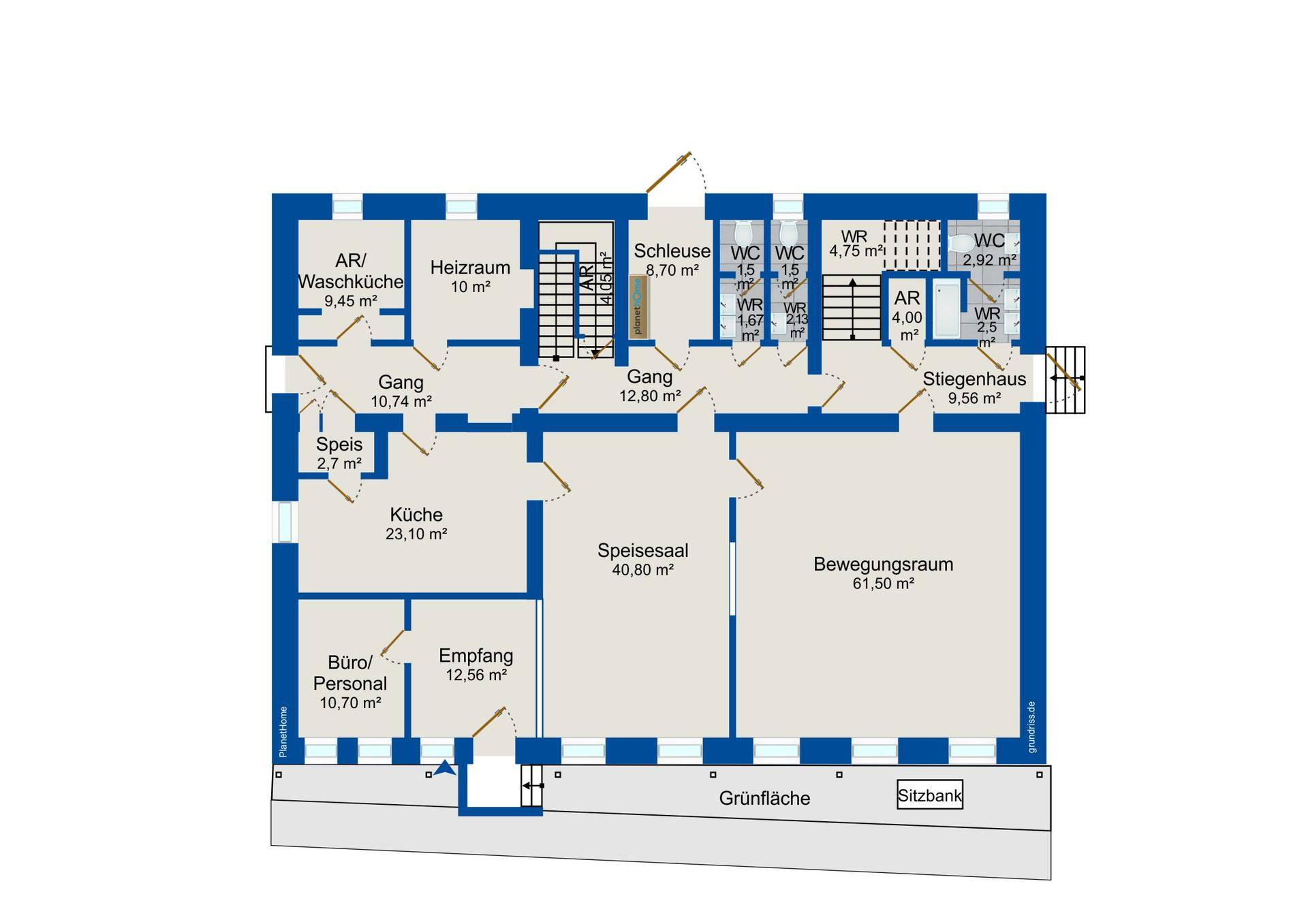 Grundriss des Erdgeschosses mit Empfang, Büro, Küche und großen Gemeinschaftsräumen.