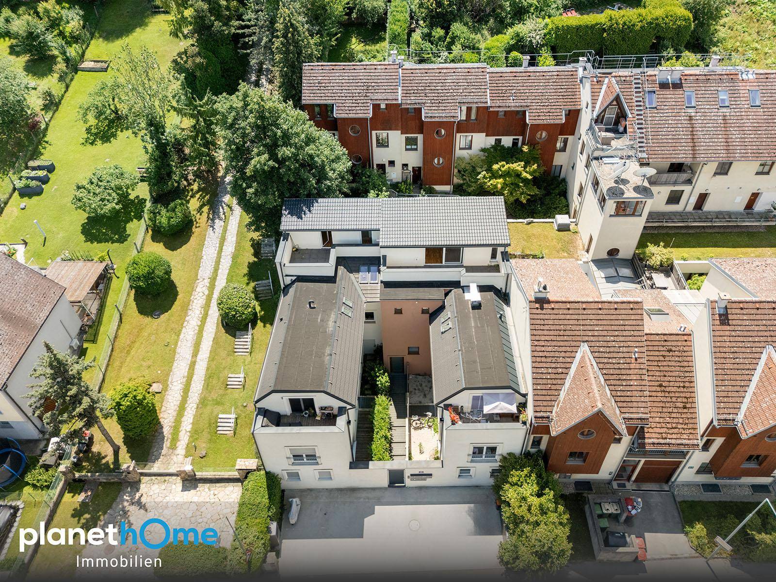 Höhere Luftaufnahme des Wohnkomplexes, die die gesamte Anlage und die grüne Umgebung zeigt.