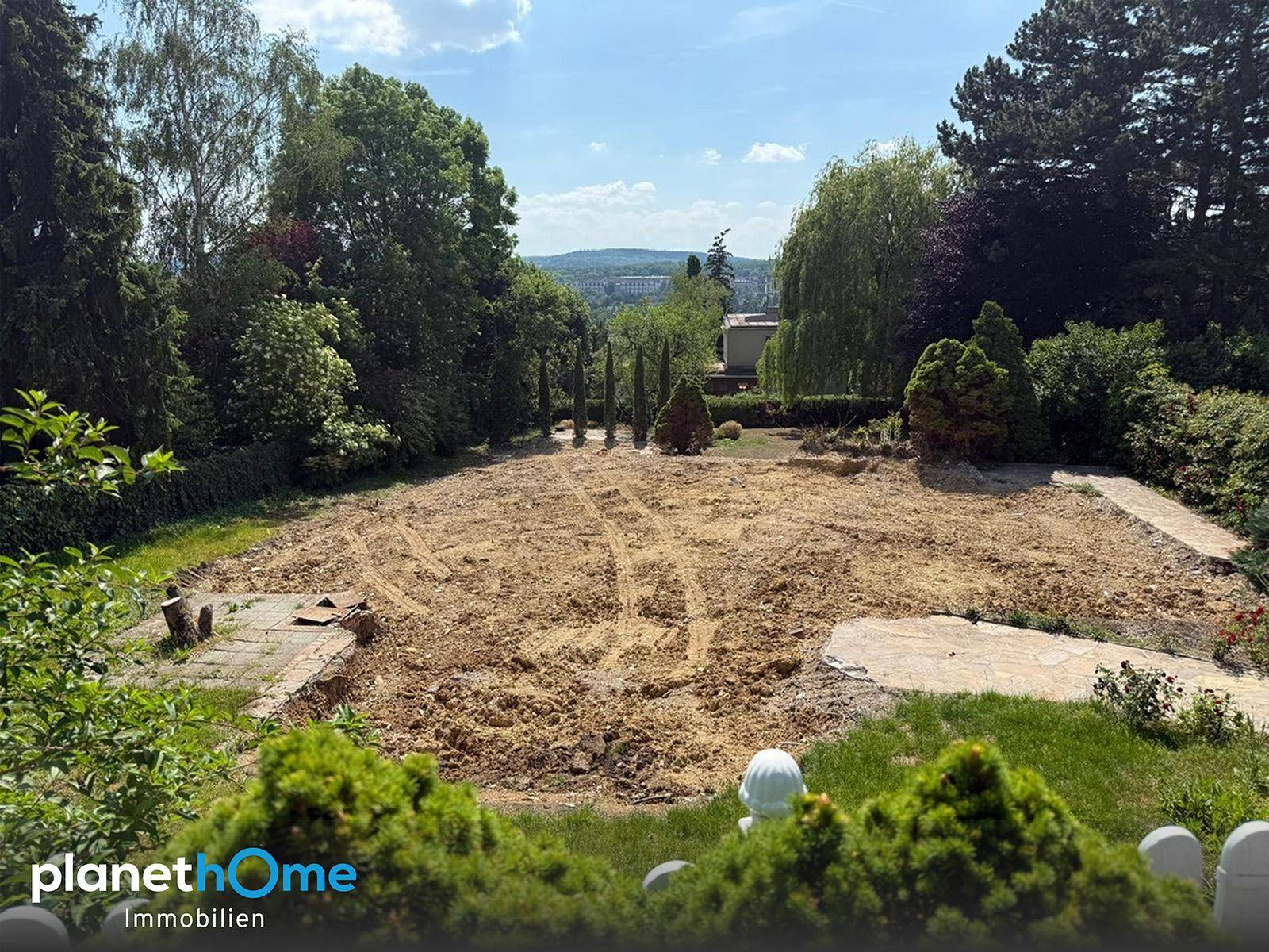 Großer Gartenbereich mit vorbereiteter Fläche für Neugestaltung und weitem Blick in die Landschaft.