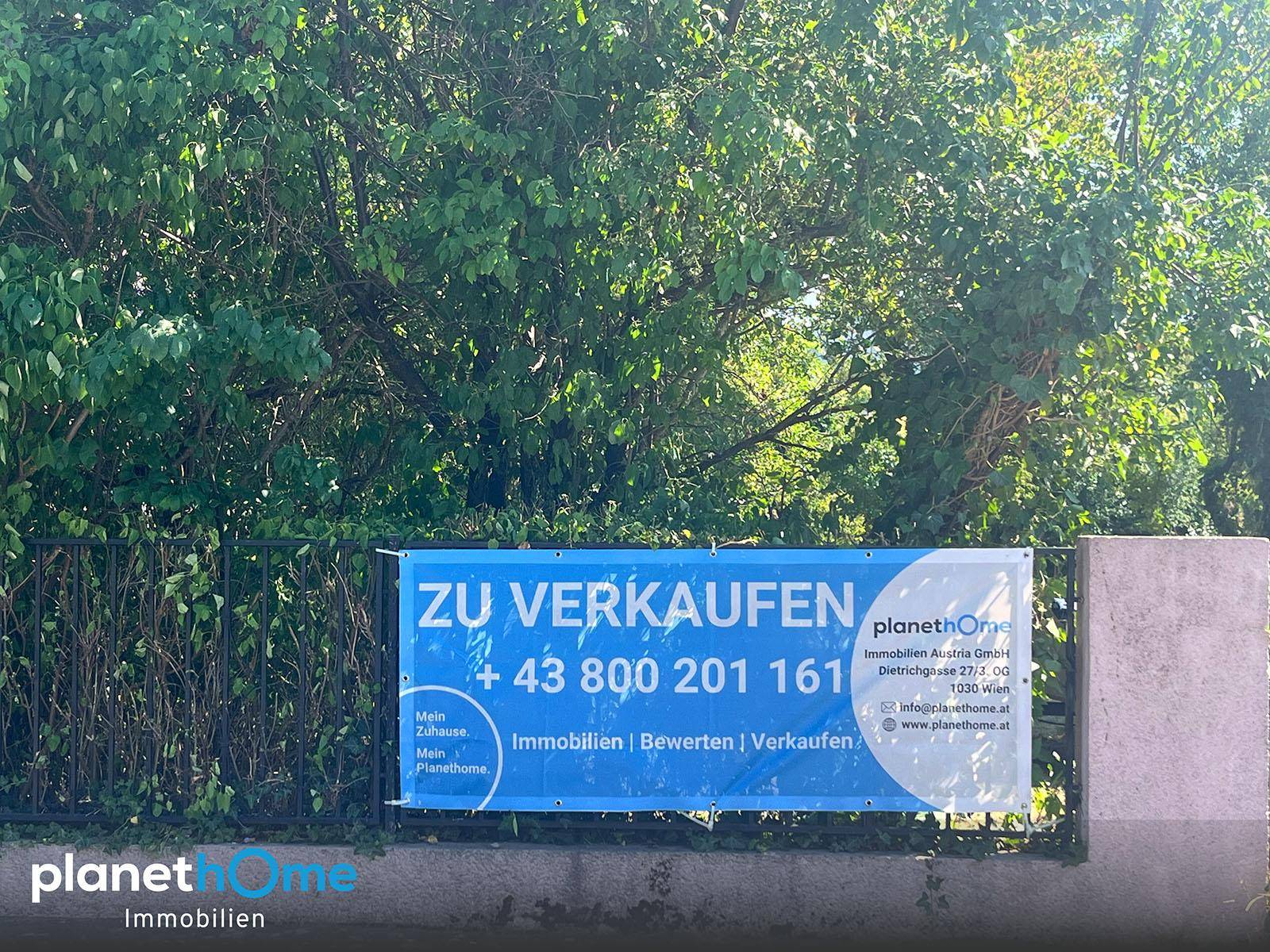 Zaun mit Verkaufsbanner