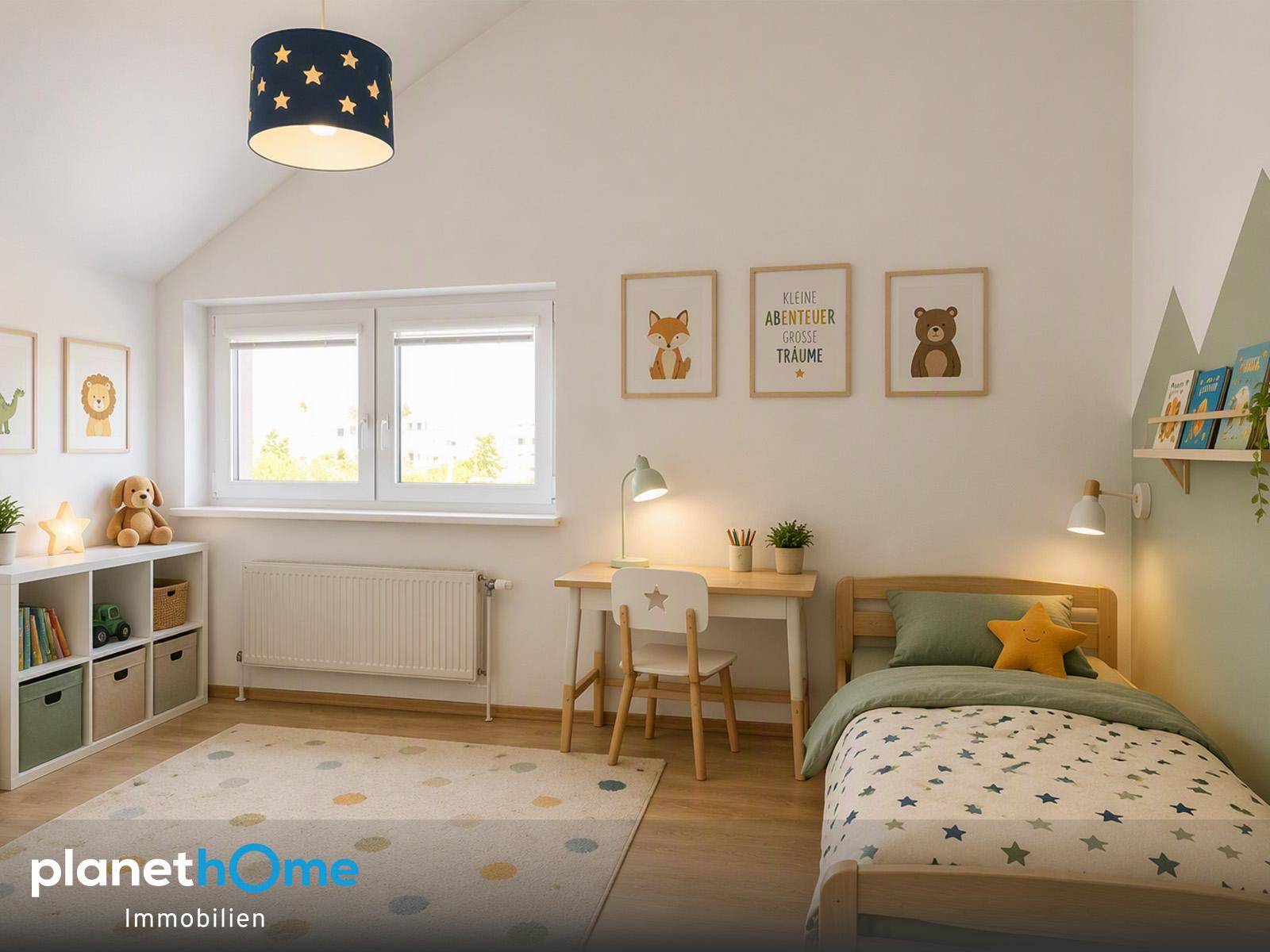 Helles Kinderzimmer mit Holzbett, Schreibtisch und spielerischer Wandgestaltung.